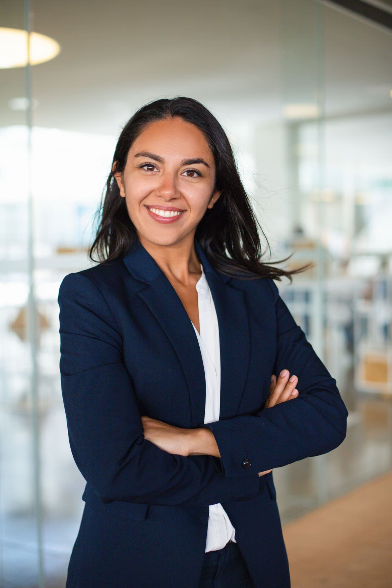 Líder sorrindo em ambiente corporativo