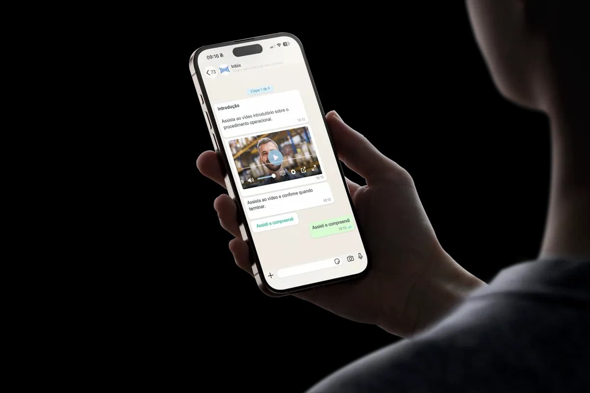 Pessoa segurando o celular com um treinamento da Inbix no WhatsApp
