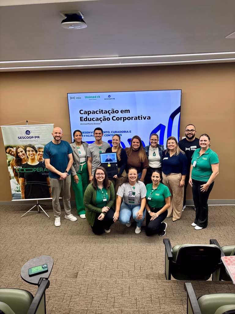 Turma da formação em Educação Corporativa da Unimed Ponta Grossa com o Sescoop/PR