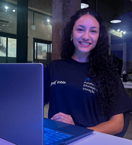 Maiara, aluna do MBA em IA da Inbix, trabalhando com ferramentas de inteligência artificial