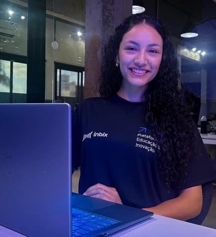 Maiara, aluna do MBA em IA da Inbix, trabalhando com ferramentas de inteligência artificial