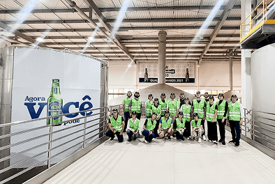 Grupo de coletes verdes refletivos posando para foto
