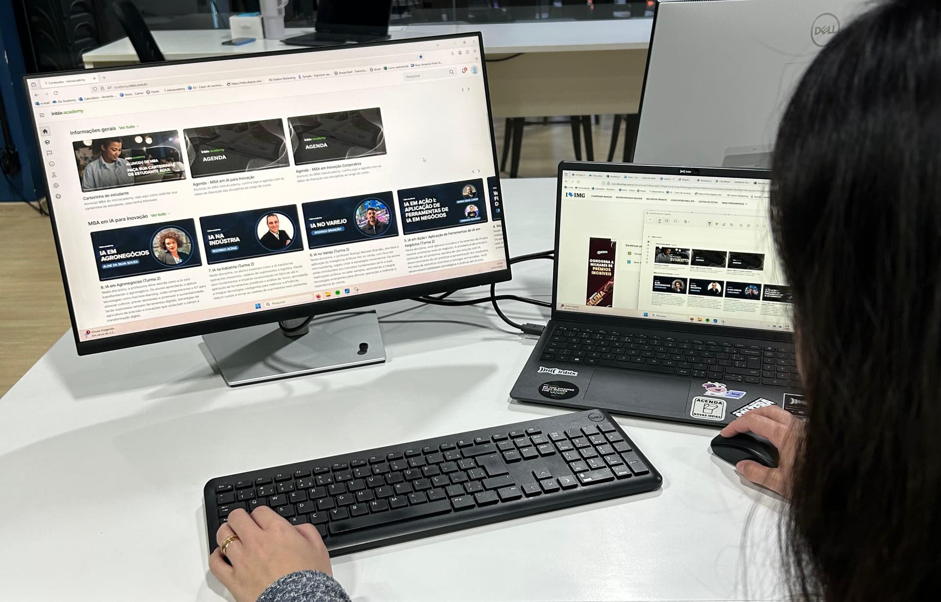 Profissional navegando pelo catálogo de cursos da plataforma em dois monitores