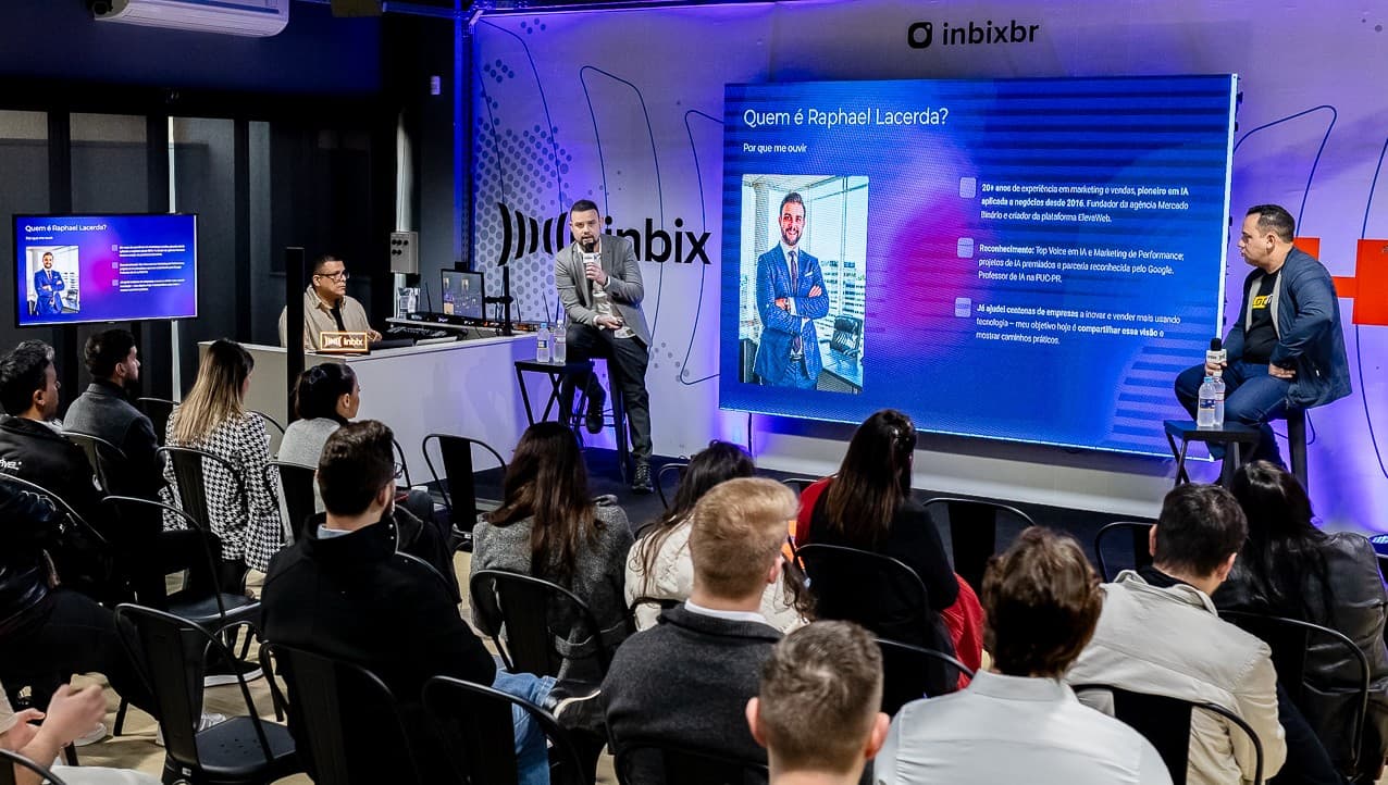 Bate-papo no palco da Inbix com o público acompanhando a apresentação do convidado