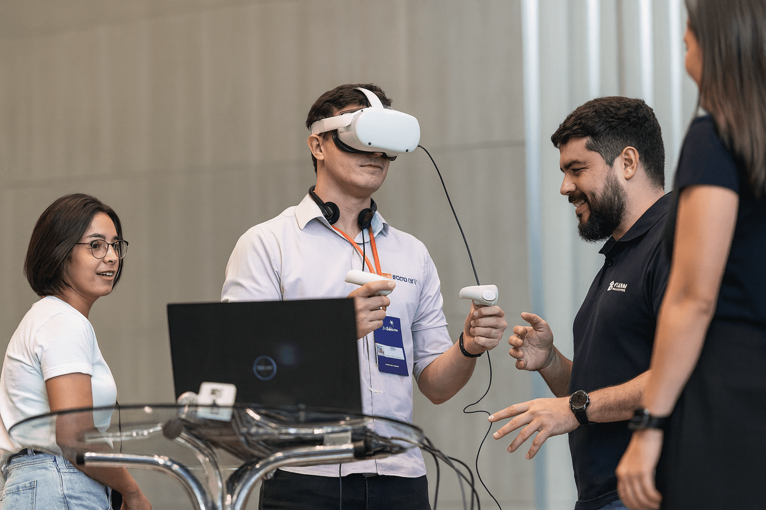 Participante testando óculos de realidade virtual acompanhado de colegas