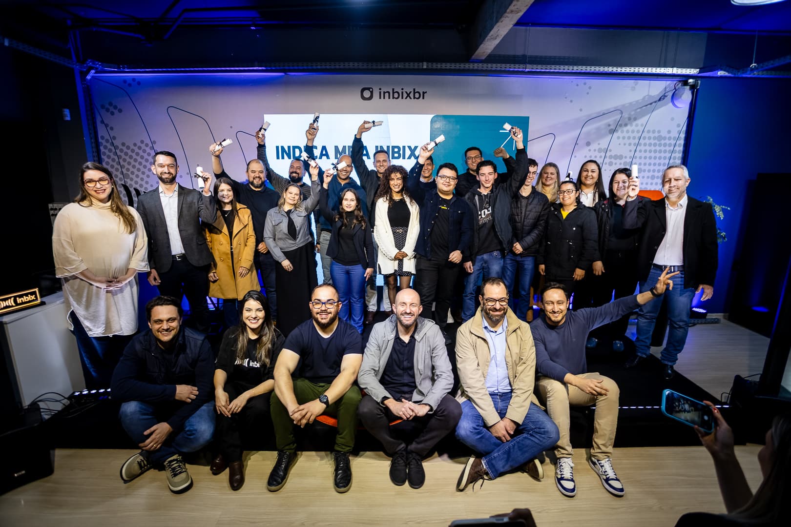 Participantes reunidos para foto de grupo ao final de um encontro da Inbix