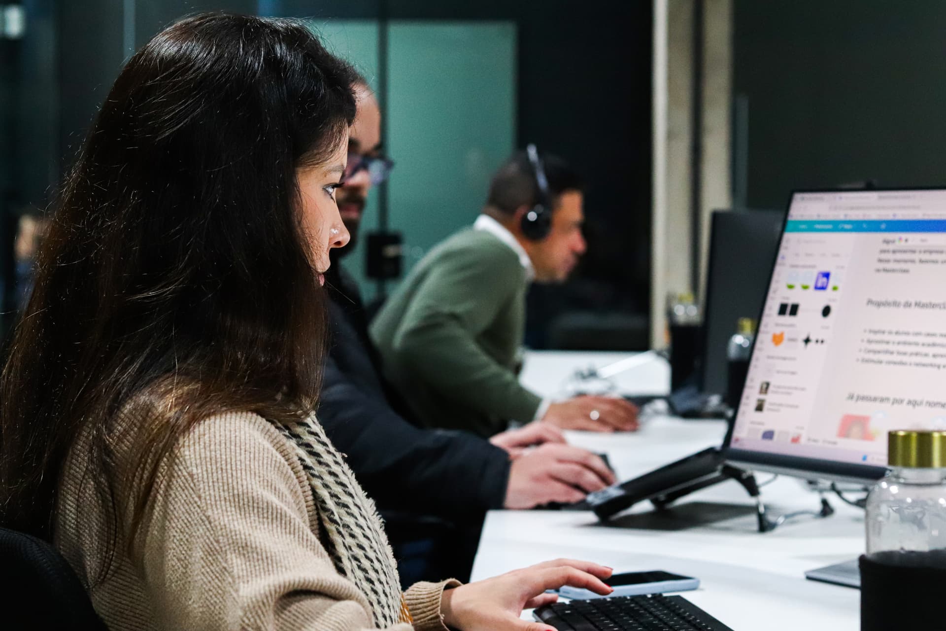 Equipe trabalhando lado a lado em computadores no escritório da Inbix