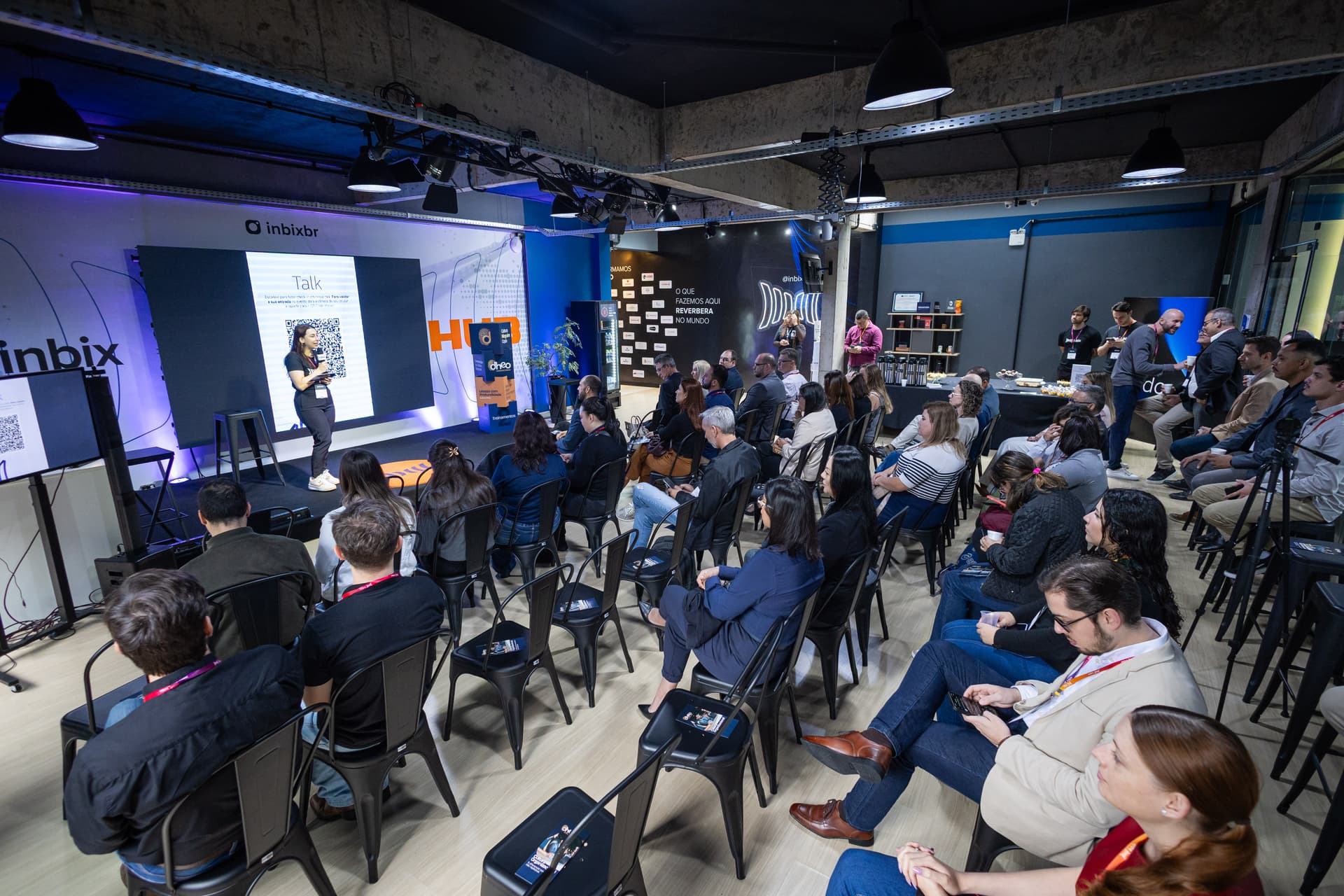 Plateia acompanhando a palestra no auditório da Inbix
