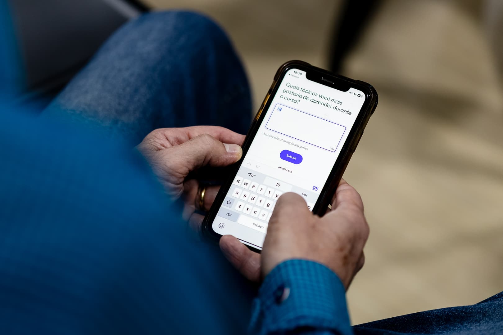 Pessoa respondendo a um formulário de treinamento pela tela do celular