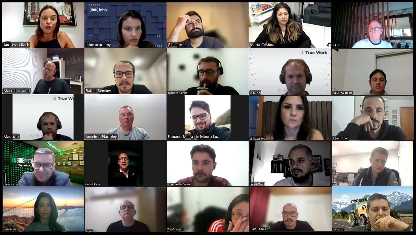 Grade de videochamada com dezenas de participantes de uma turma online