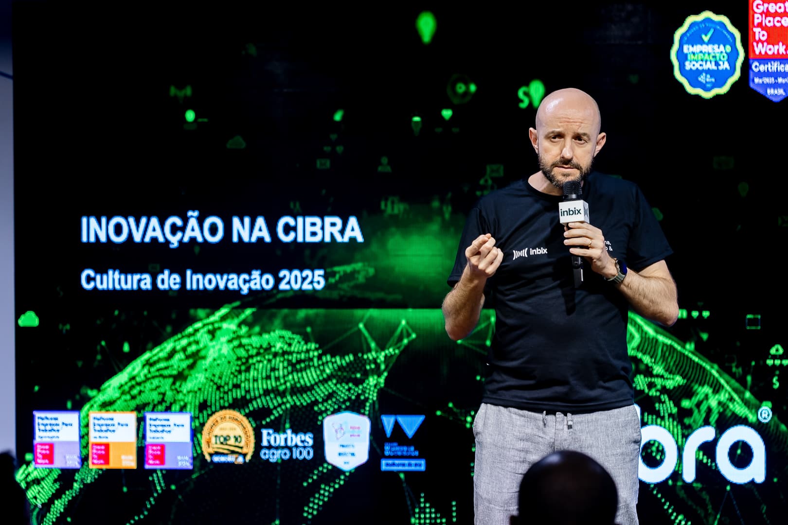 Palestrante apresentando o painel Inovação na Cibra, cultura de inovação 2025