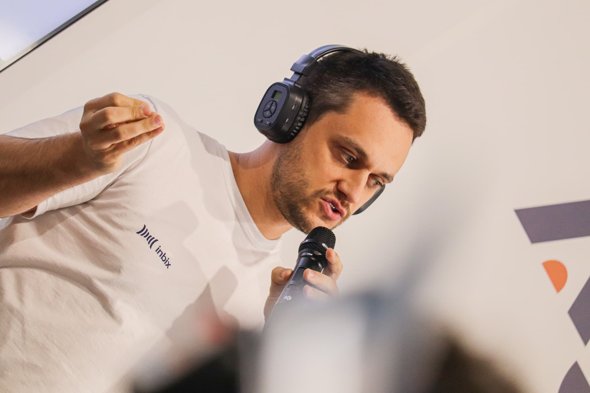 Imagem de capa do artigo: A vitrine do e-commerce está indo para dentro da IA - Cassiano, CEO da Inbix, em entrevista à Folha.