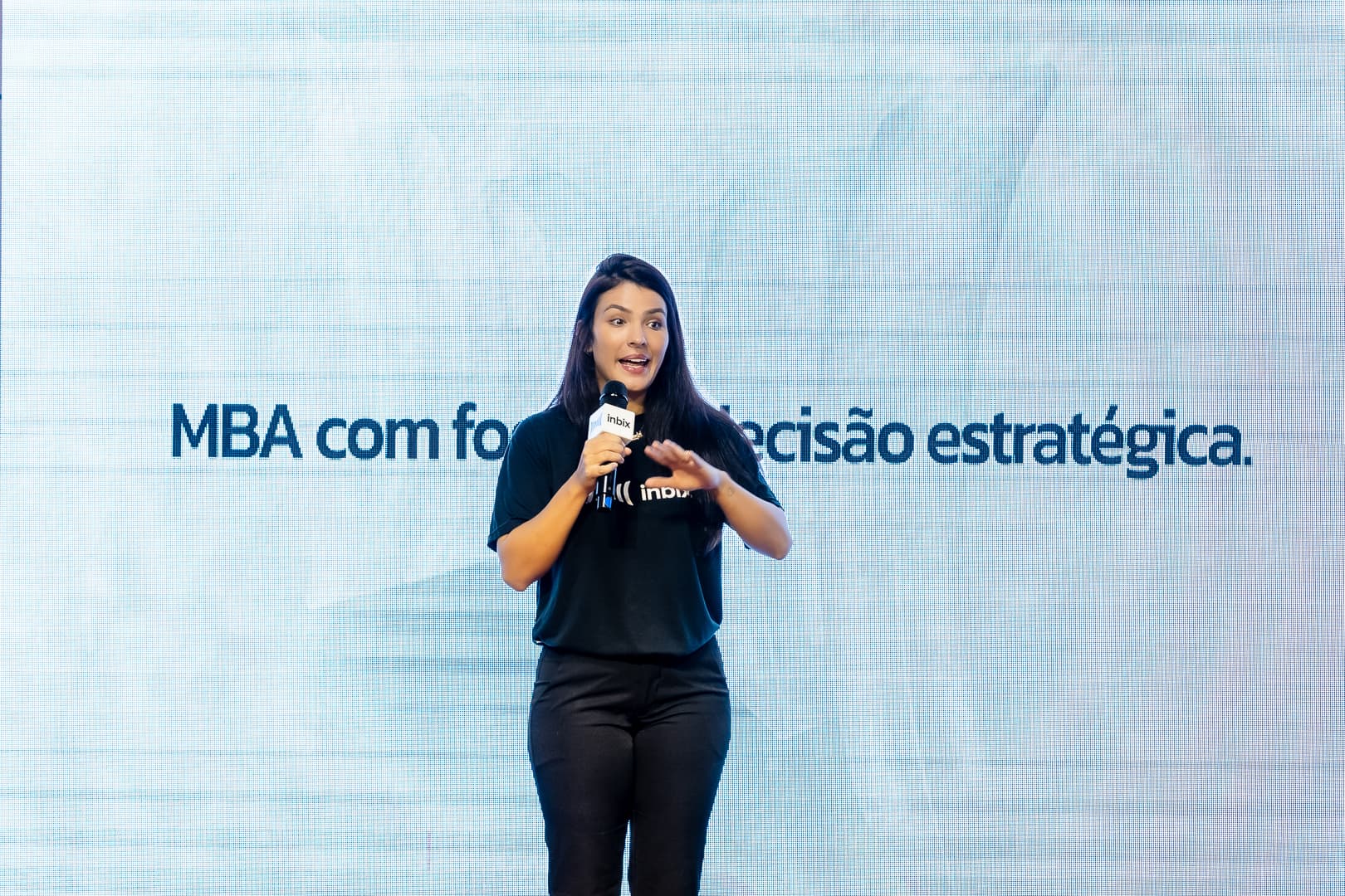Vale a pena investir em IA? Por que profissionais que aplicam IA estão sendo promovidos mais rápido